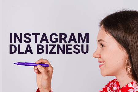 Młoda ciemnowłosa uśmiechnięta kobieta wskazuje markerem na napis Instagram dla Biznesu.